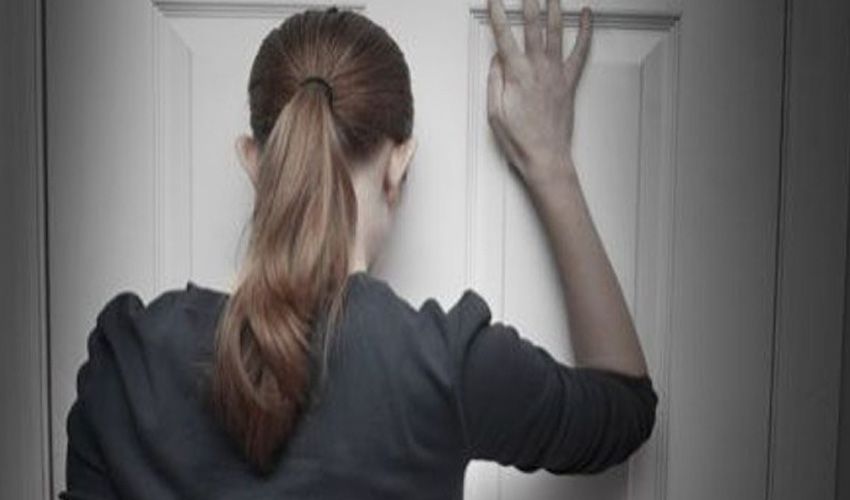 Bewoner staat voor een gesloten deur in Wijchen